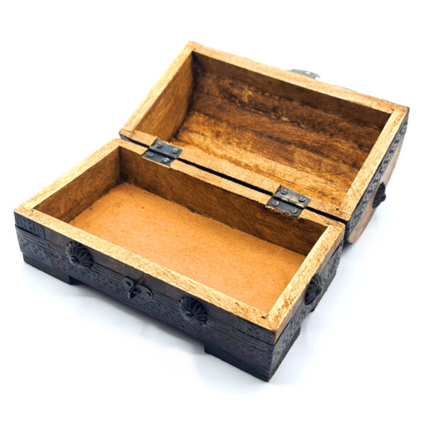 Schatztruhe aus Holz mit Metall Beschlägen - S
