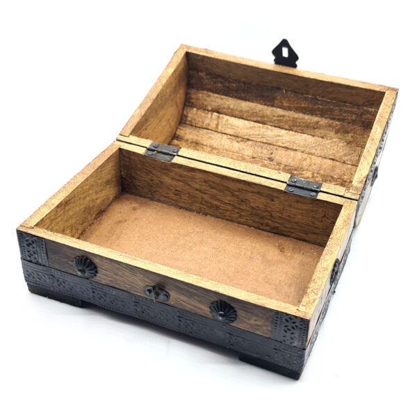 Schatztruhe aus Holz mit Metall Beschlägen - M
